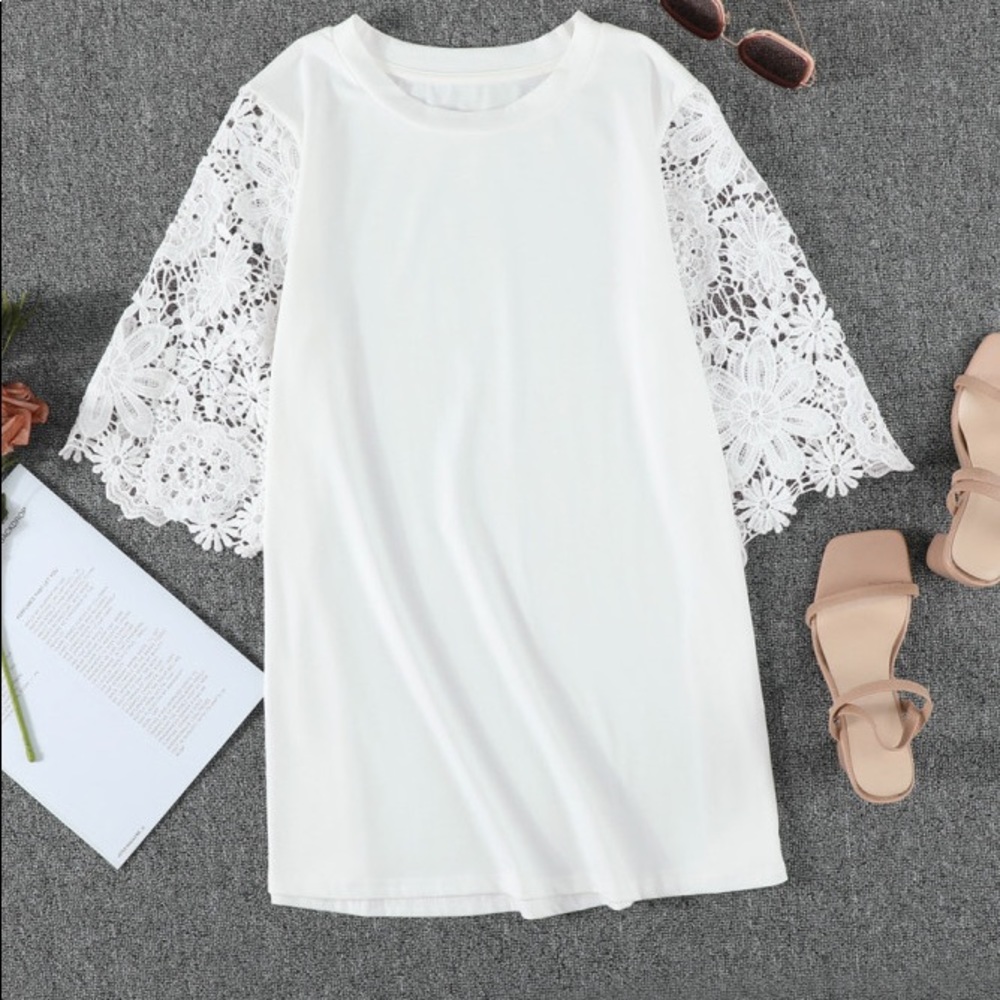 White tee with beautiful lace crochet sleeves. - Picture 4 of 6